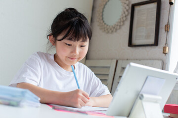 勉強する小学生