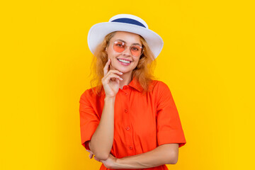 Fototapeta premium cheerful retro stylish girl at summer isolated on yellow. retro stylish girl at summer in studio.