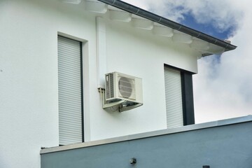 Luftwärmepumpe, Klimaanlage für Heizung und Warmwasser an einem neu gebauten Wohnhaus