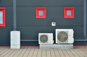 Luftwärmepumpe, Klimaanlage für Heizung und Warmwasser an einem neu gebauten Wohnhaus