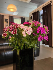 Fototapeta na wymiar flowers in a vase in the interior. natural interior decor.