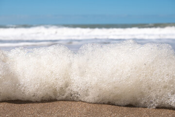 espuma de ola de mar en la playa