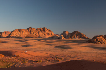 Fototapeta na wymiar sunset evoer the desert landscape of Wadi Rum, Jordan