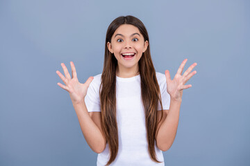 surprised teen girl in studio. surprised teen girl on background. photo of surprised teen girl.