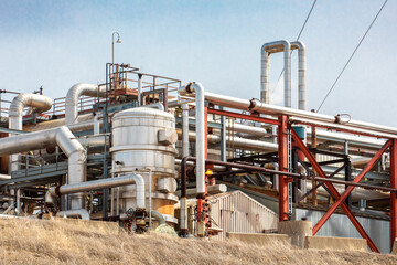 Naklejka premium Intricate piping and equipment in a petroleum gas processing or refinery plant