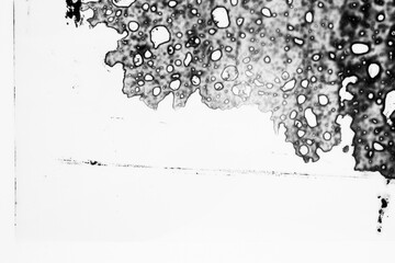 Grungy Hintergrundmuster aus verlaufener Farbe mit Blasen, schwarz-weiß Maske aus verschütteter, verschmierter Tinte