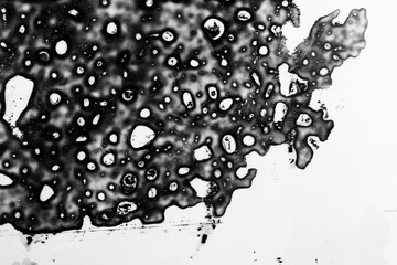 Grungy Hintergrundmuster aus verlaufener Farbe mit Blasen, schwarz-weiß Maske aus verschütteter, verschmierter Tinte