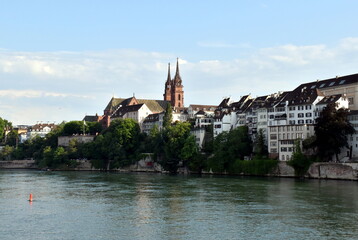 Münster in Basel hinter Häusern am Rhein - obrazy, fototapety, plakaty