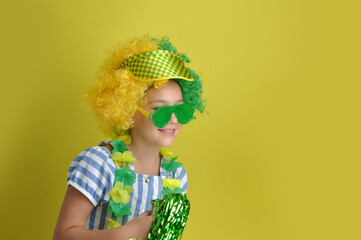 criança sorridente divertida com cores do brasil, brasileira, feliz 