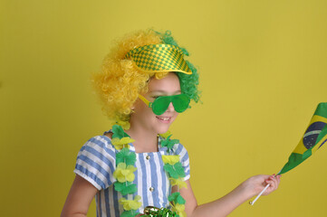 criança sorridente divertida com cores do brasil, brasileira, feliz 