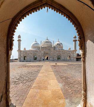 Abbasi Mosque is a mosque located close to Derawar Fort in Yazman Tehsil, within the Cholistan Desert in Bahawalpur District, Punjab of Pakistan