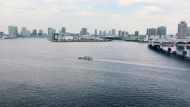豊洲周辺のビル群の風景と東京湾を通過する船舶　5倍速