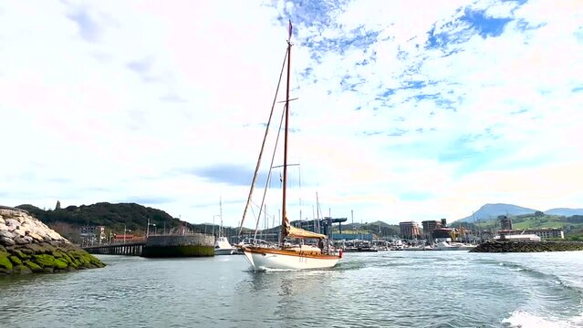Zumaia, Gipuzkoa. Video de un velero de madera saliendo del puerto.