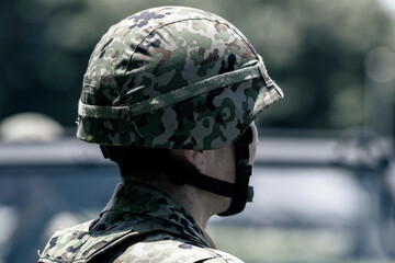 ヘルメットを被った自衛官