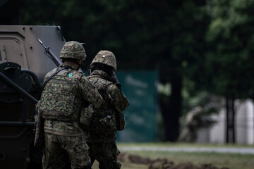 ライフルを構える自衛官