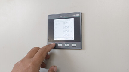 check the display monitoring voltage control, to repair power control in induatrial machinery panel...