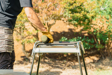 バーベキューで火おこしをする男性キャンパー
