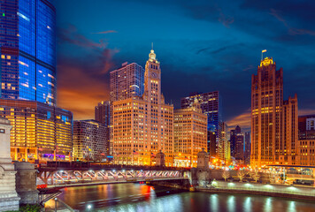 Fototapeta premium Cityscape of Chicago Riverwalk at Dusable bridge over Michigan rive