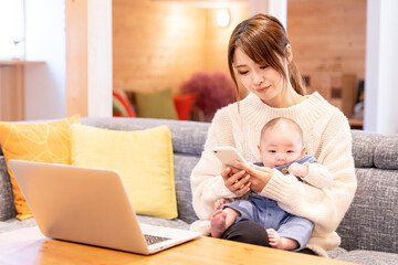出産後に仕事する女性（リモートワーク・在宅勤務）
