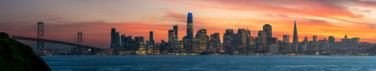 Fototapeta premium Cityscape view of San Francisco and the Bay Bridge with Colorful Sunset from island