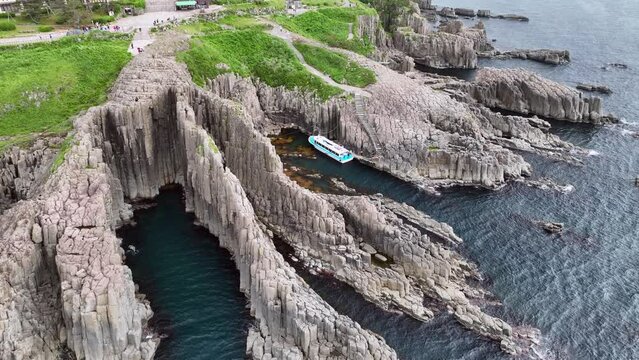 テレビドラマの撮影場所として有名な福井県の絶景「東尋坊」をドローンで空撮