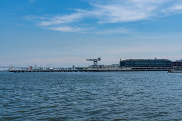 横浜みなとみらいの海岸風景