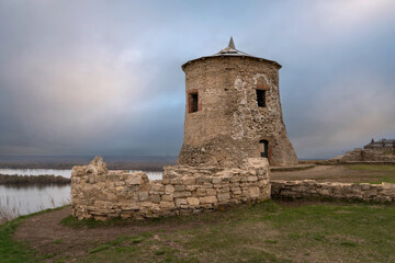 Obraz premium View of the remains of a fortified settlement on the bank of the Kama River - a white stone tower on the Yelabuga (Devil's) settlement on a summer day, Yelabuga, Republic of Tatarstan, Russia