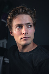 Obraz premium A man in a dark room looking directly at you