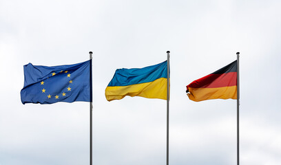 Deutschland Ukraine Europa Flaggen im Wind