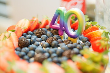 Tort urodzinowy z owocami, czterdzieści lat