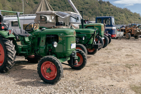 Verschiedene historische Deutz Traktoren auf einer Ausstellung am 06. Mai 2023 in H&ouml;nningen, Deutschland