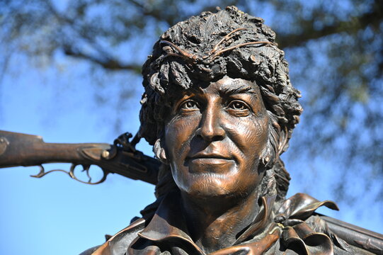davy crockett statue