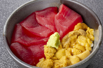 新鮮で美味しいウニとマグロの海鮮丼