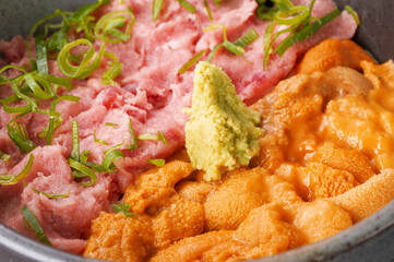 新鮮で美味しいウニとマグロの海鮮丼