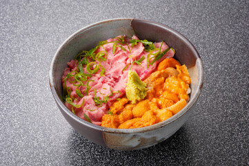 新鮮で美味しいウニとマグロの海鮮丼