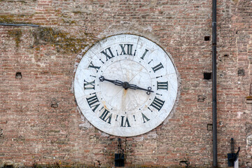 A photo of a big clock on a facade pointing on 09:20