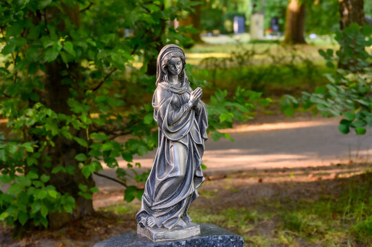 Betende Madonnenfigur am Friedhof