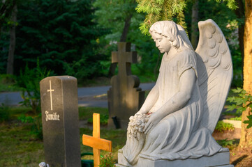 Sitzende Engelsfigur am Friedhof