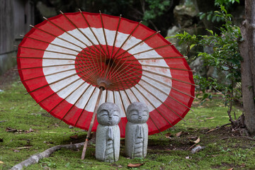 長岡京にある柳谷観音楊谷寺の庭。相合い傘でラブラブのお地蔵さんです。