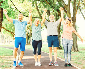 Obraz premium outdoor senior fitness woman man lifestyle active sport exercise healthy fit retirement teamwork together holding hands