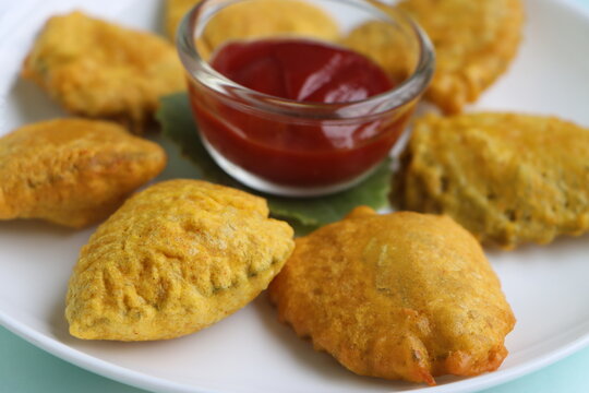 Ovyachya Panachi Bhaji or ajwain ke patte ke pakode or Sambarballi Bhajje, friitters made with paan owa or Plectranthus amboinicus plant leaves