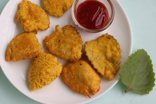 Ovyachya Panachi Bhaji or ajwain ke patte ke pakode or Sambarballi Bhajje, friitters made with paan owa or Plectranthus amboinicus plant leaves
