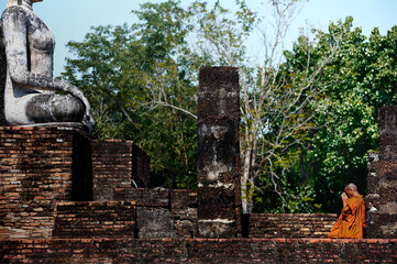 Obraz premium Budhism in asia. Budhist monk praying in budhist temple.