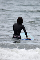 沖を見つめるサーファー