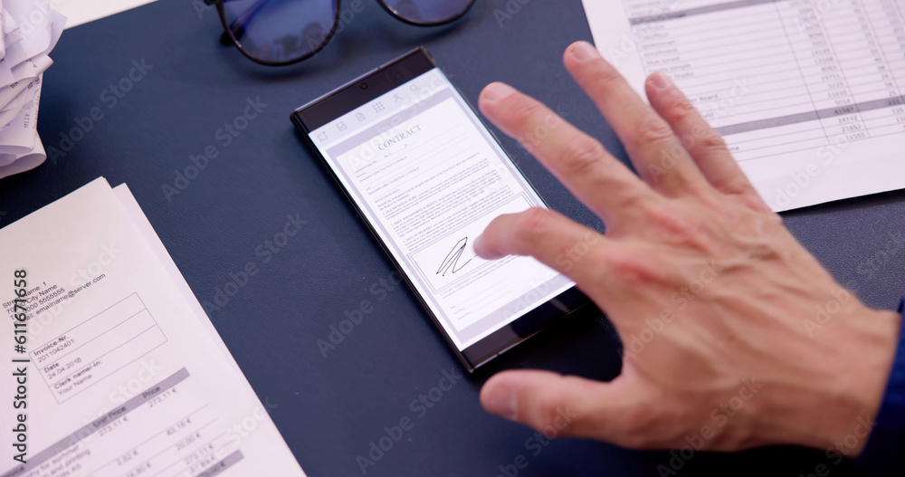 Poster digital signature on contract document online