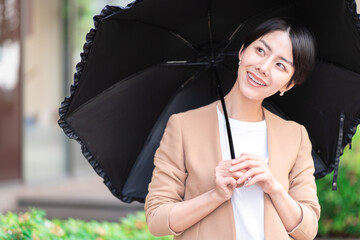 日傘を差す女性