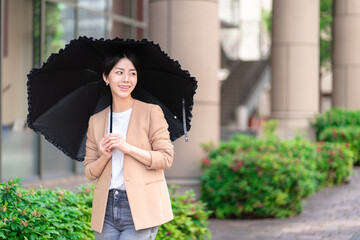 日傘を差す女性