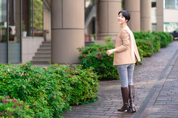 振り向く若い女性