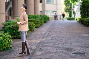 振り向く若い女性