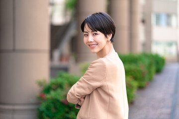 振り向く若い女性